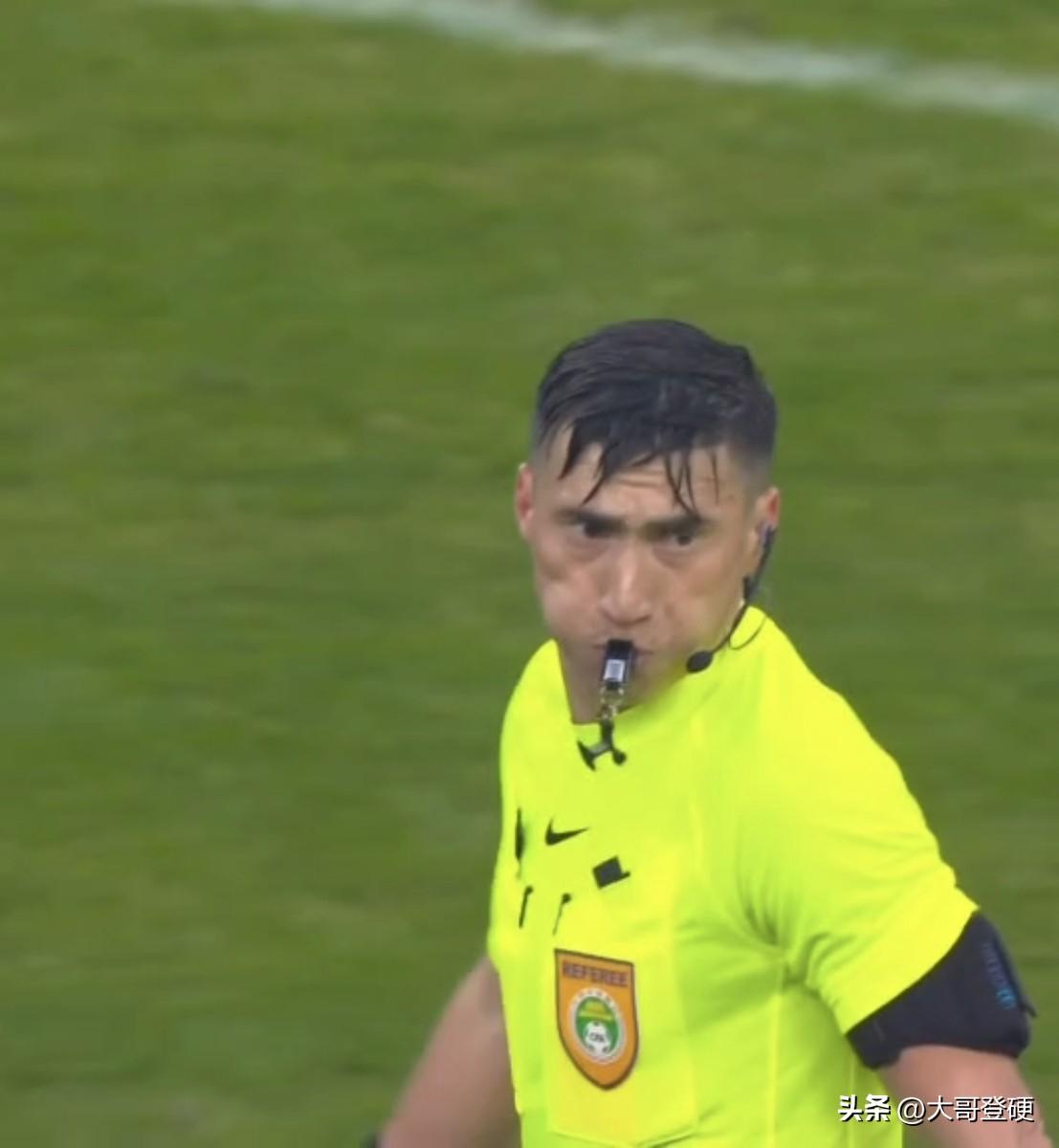 这球竟然也吹犯规？！麦麦提江这是咋想的？连咪咕解说嘉宾都看不过去了[叹气]

北