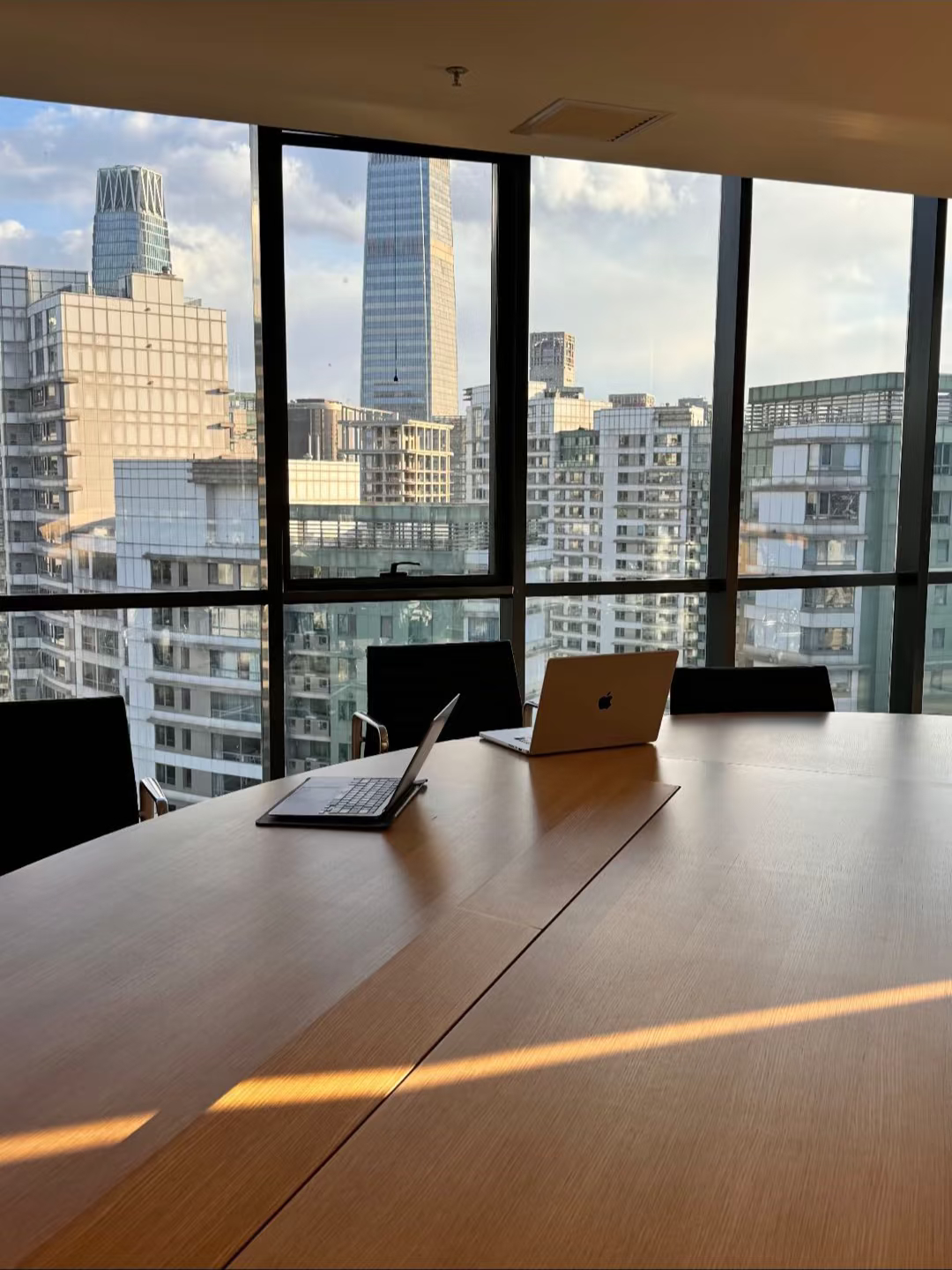 如果一个人长期不工作元旦三天没上班，已经爽飞了！真要是能长期不上班，那得更爽——