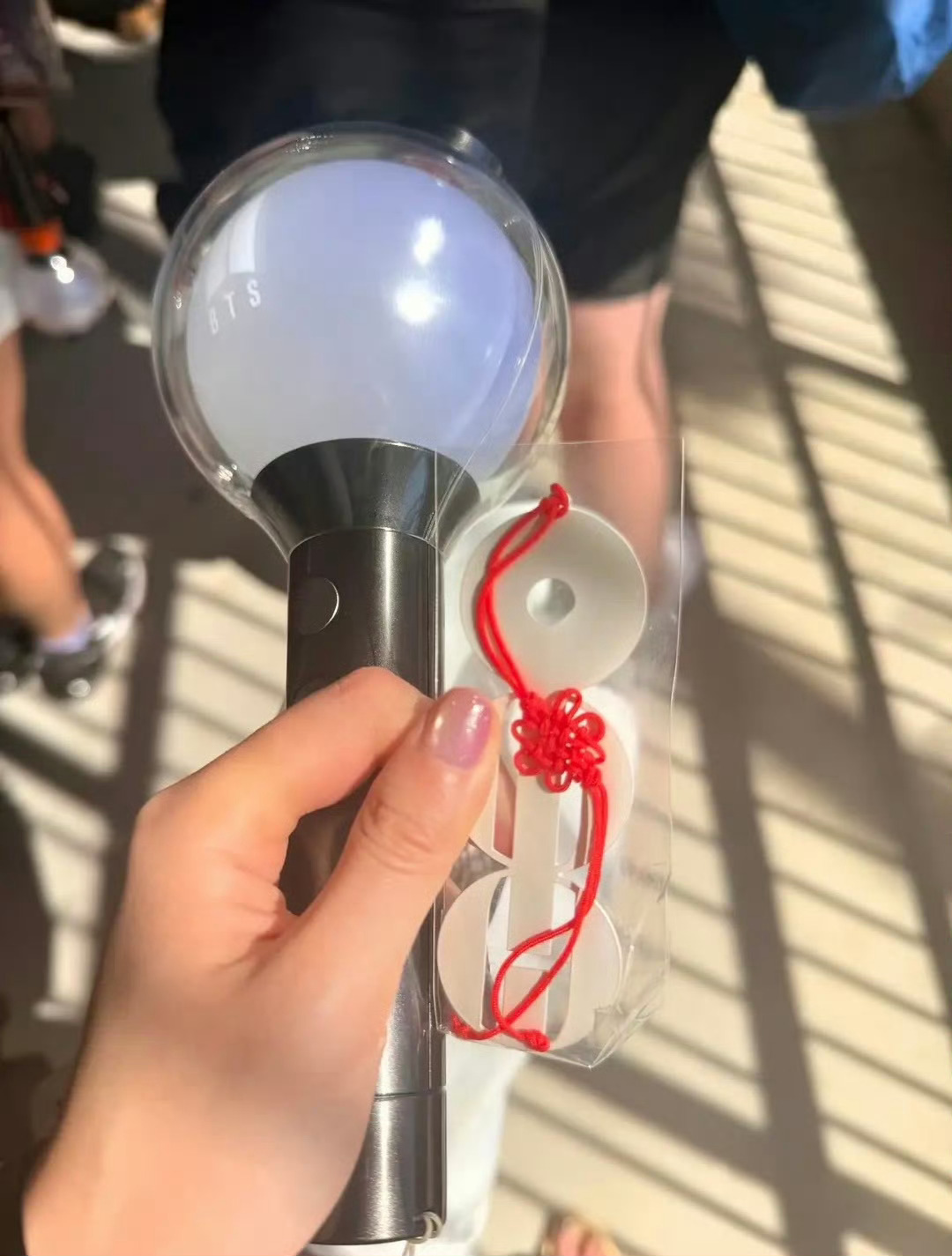 BTS防弹少年团美巡发中国结给粉丝。。？ 
