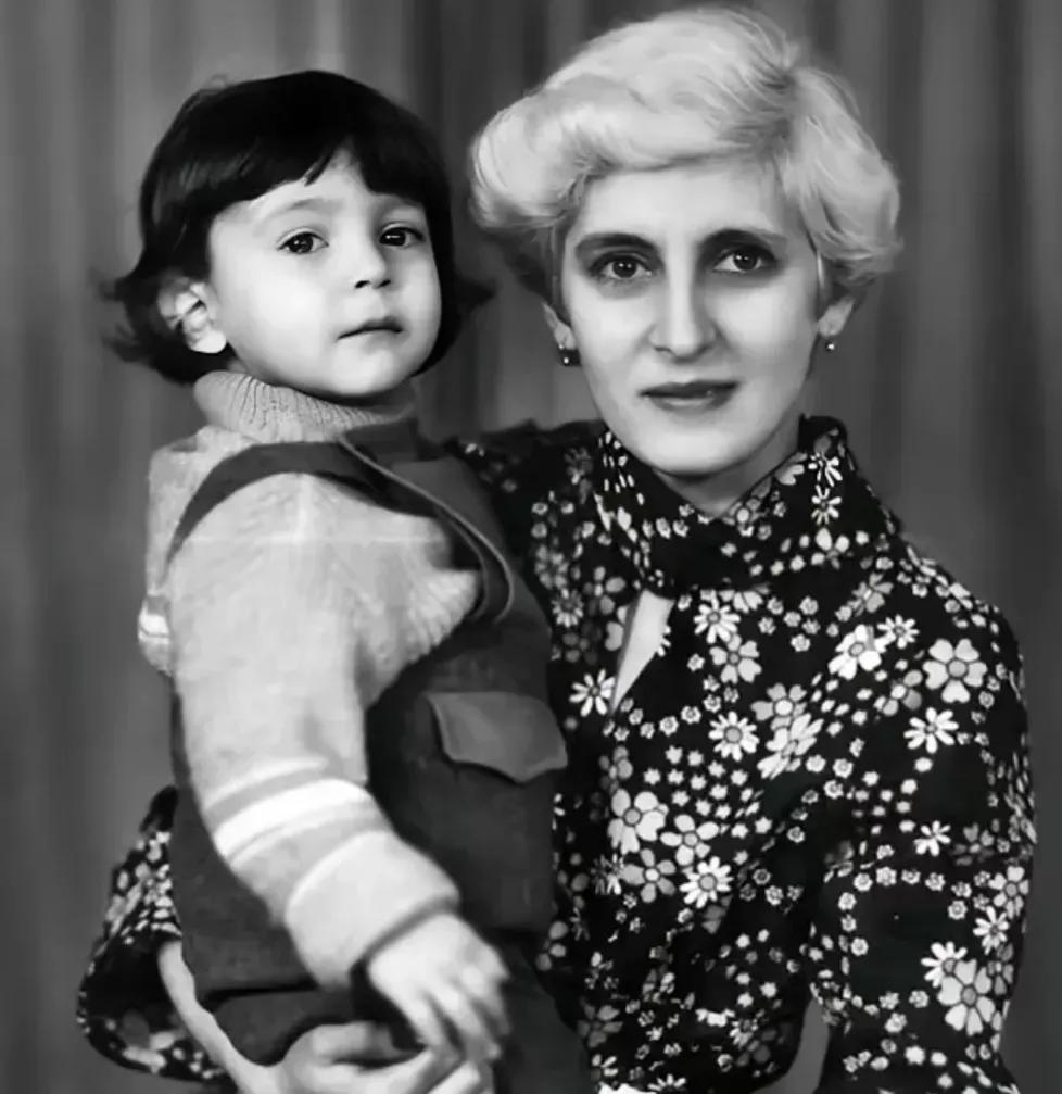 你能看出这孩子是谁吗？