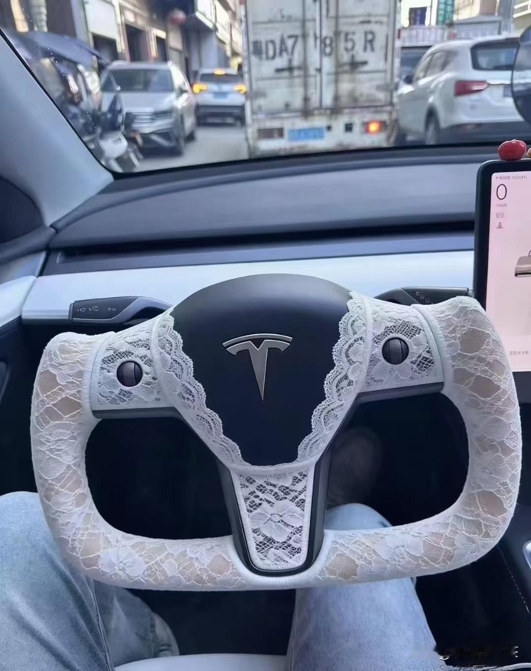 给方向盘换个新的把套，这下冬天方向盘应该不凉了吧！