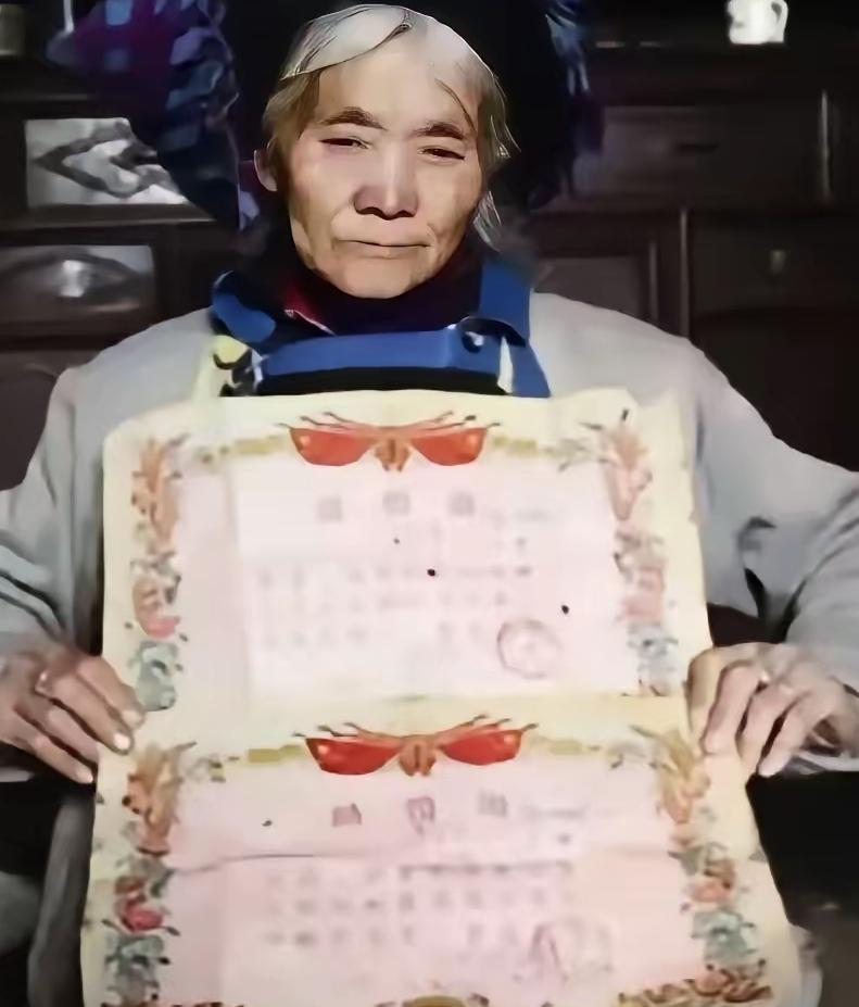 1979年，一位战士壮烈牺牲，妻子拒绝改嫁。没想到，28年后，妻子借了2000元