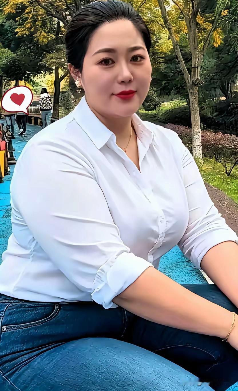 《姑娘美》
天庭饱满美如画
肥头大脑最爱他
儿孙满堂福三代
任劳任怨只顾家

这