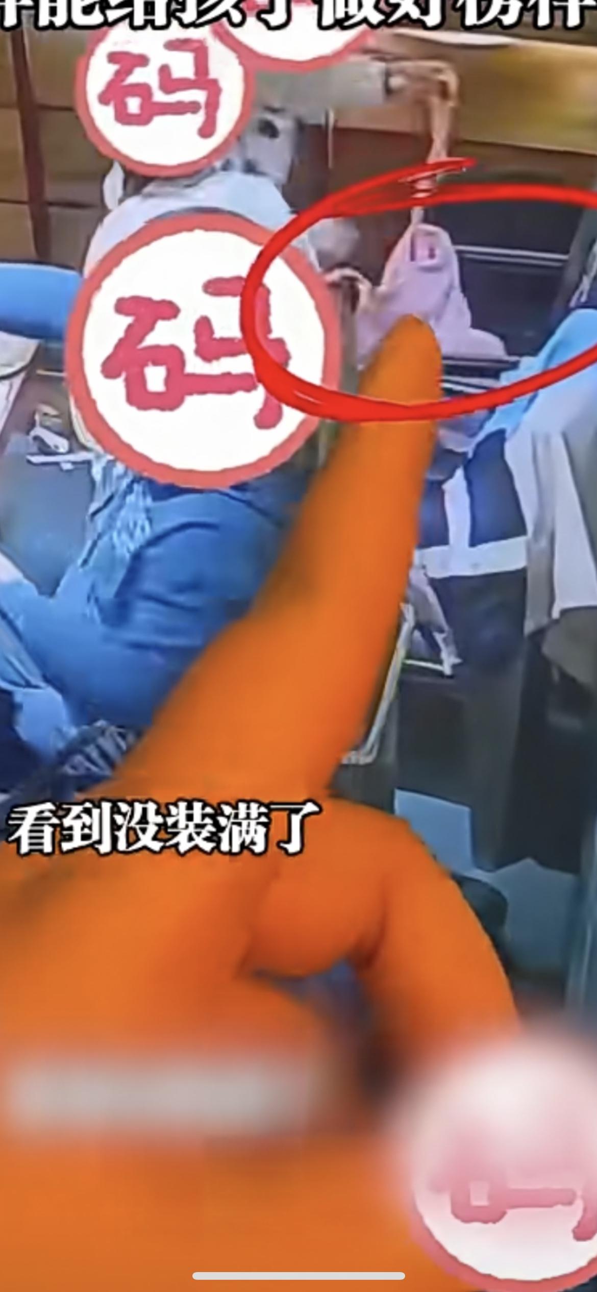 12月15日乌鲁木齐，5个大人带4个小孩包厢吃自助餐，大人小孩一起偷偷地边吃边打