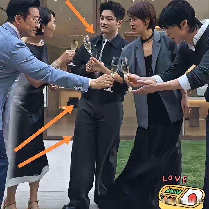 樊振东确实不太适合这种活动！

他真的好紧张的样子，我都替他捏把汗啊，衣服也穿的