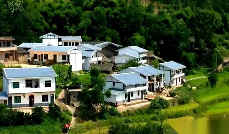 听我一句劝，你要是想看清身边的人性，别整那些虚的，回村里盖个房试试。
那真是一面