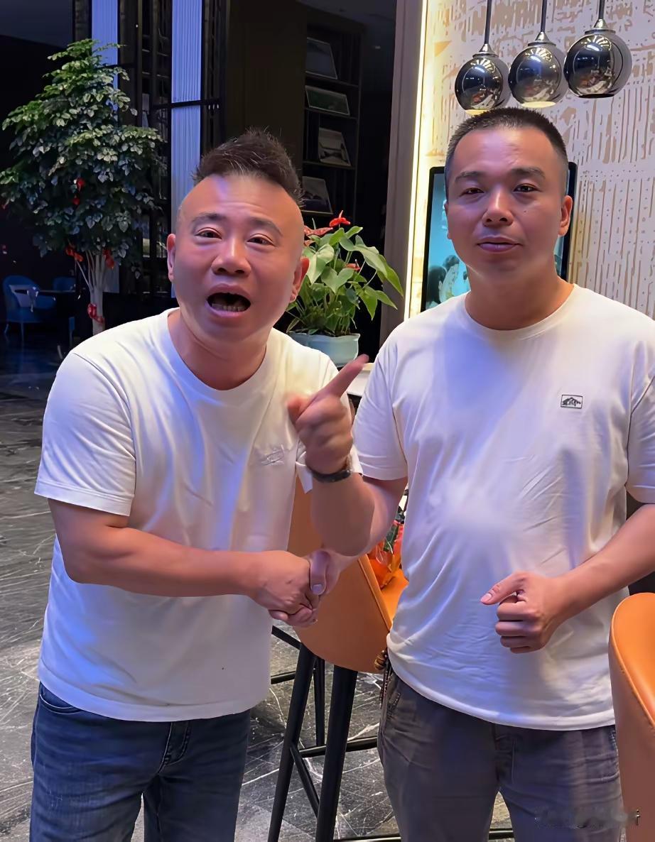 这些人帅吗？能够称为网红？
先说帅不帅这个事，三个都是一般人，其中还有一个特丑的