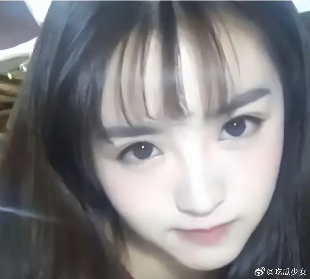 田曦薇校园时期美貌就被认证那时的她，拥有着如雪般白皙的肌肤和精致的五官，身形苗条