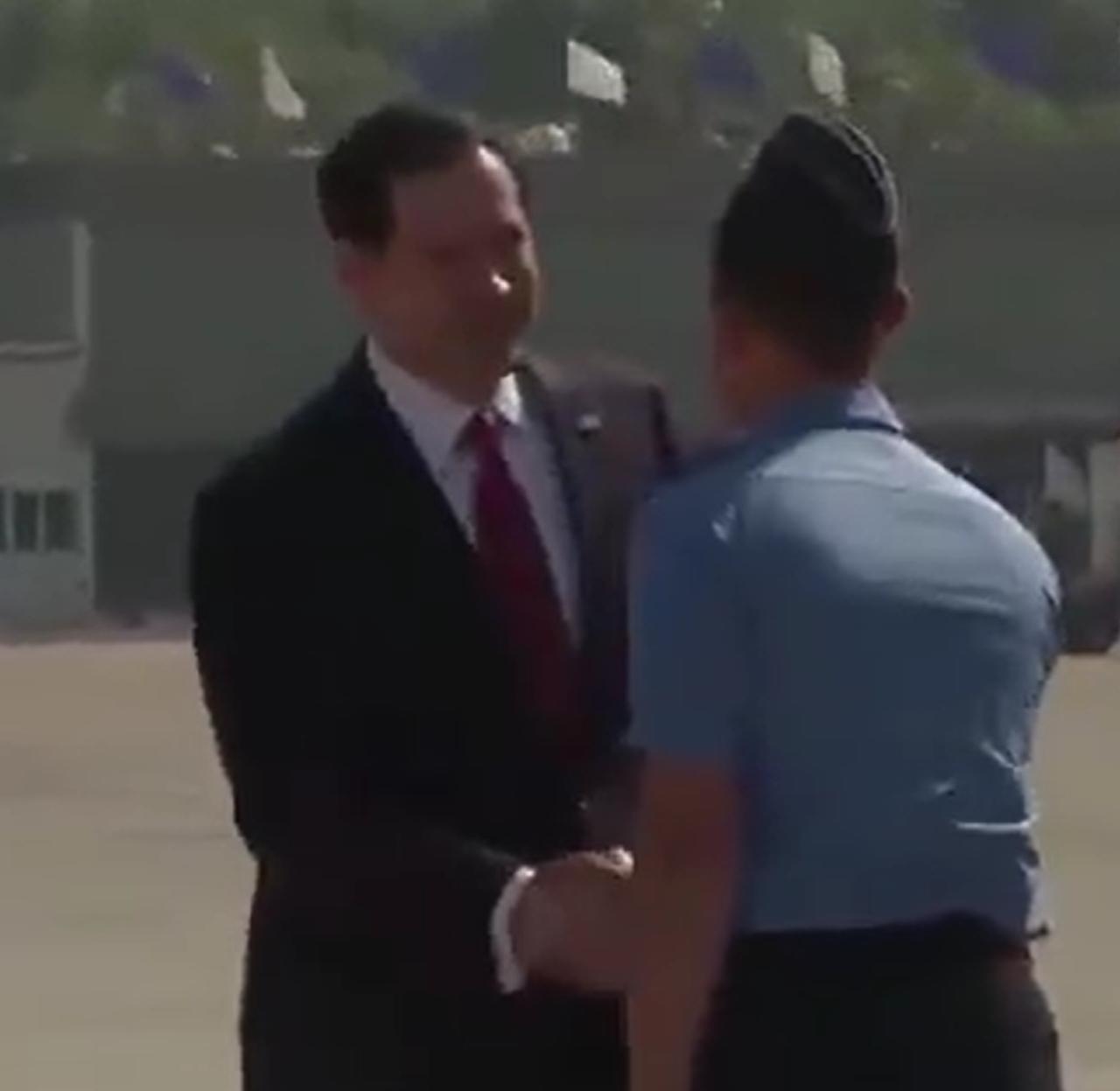 鲁比奥这次真尴尬。

跑去印度新德里参加会议，结果下飞机的时候，发现没有任何一名
