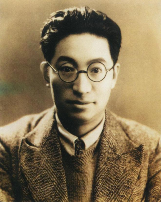 1937年，国破家亡，有人拿枪上战场。有人拿笔上战场。

1937年8月14日，