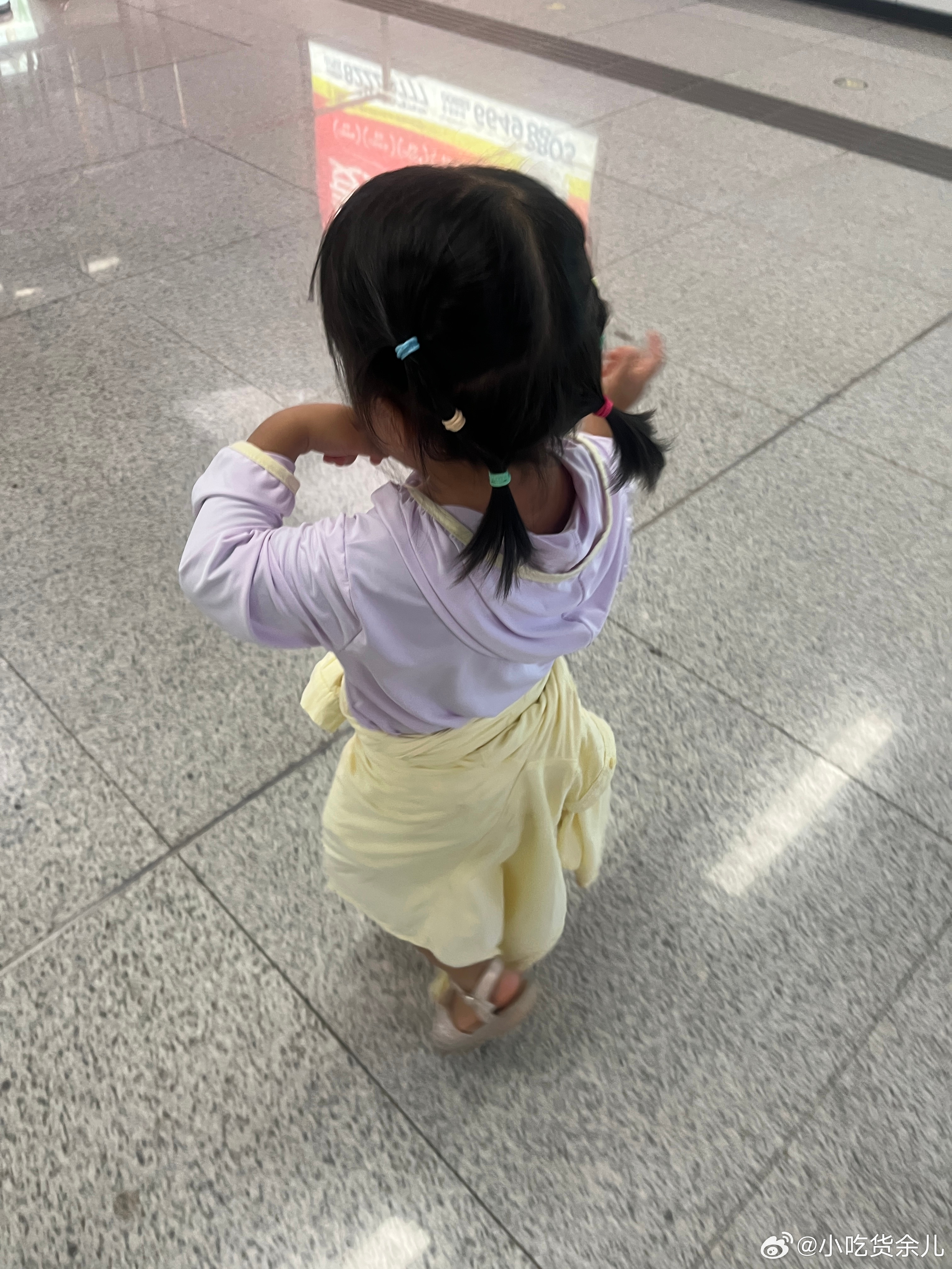 这次是真的回家了，捡了一瓶子石头，柠宝说要带回家给弟弟妹妹，因为伯母、姑姑她们老