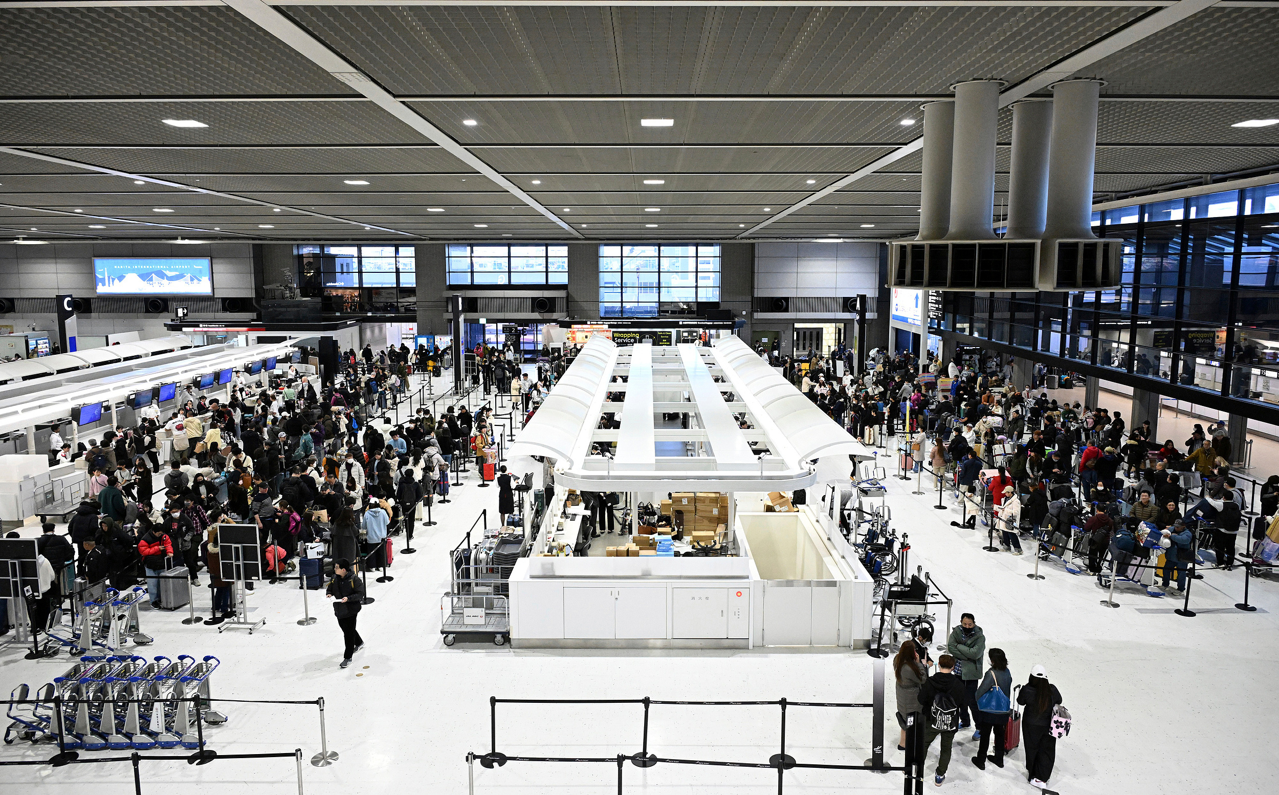 据日本《每日新闻》网站21日报道，成田机场一名安检员因盗窃一名中国游客行李中的现