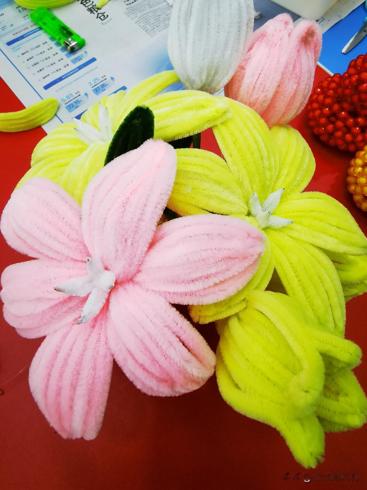 今天又去社区做手工了，扭扭花棒制作的百合花，几个小伙伴有的选择白色，有的选择粉红