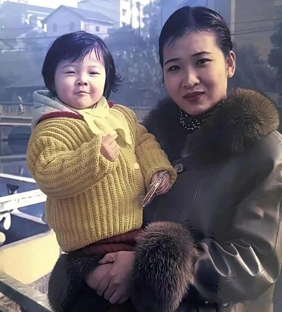近日，一组“吴艳妮与妈妈25年前vs25年后”的对比照片在网络上引发广泛关注与温