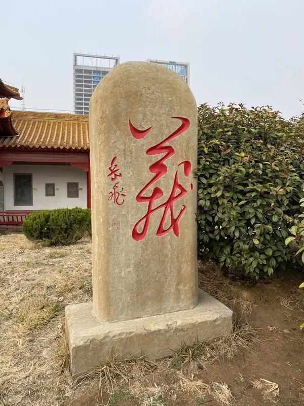 日本近期在历史和安全政策上小动作不断，首相向靖国神社供奉祭品，超百名议员参拜，还