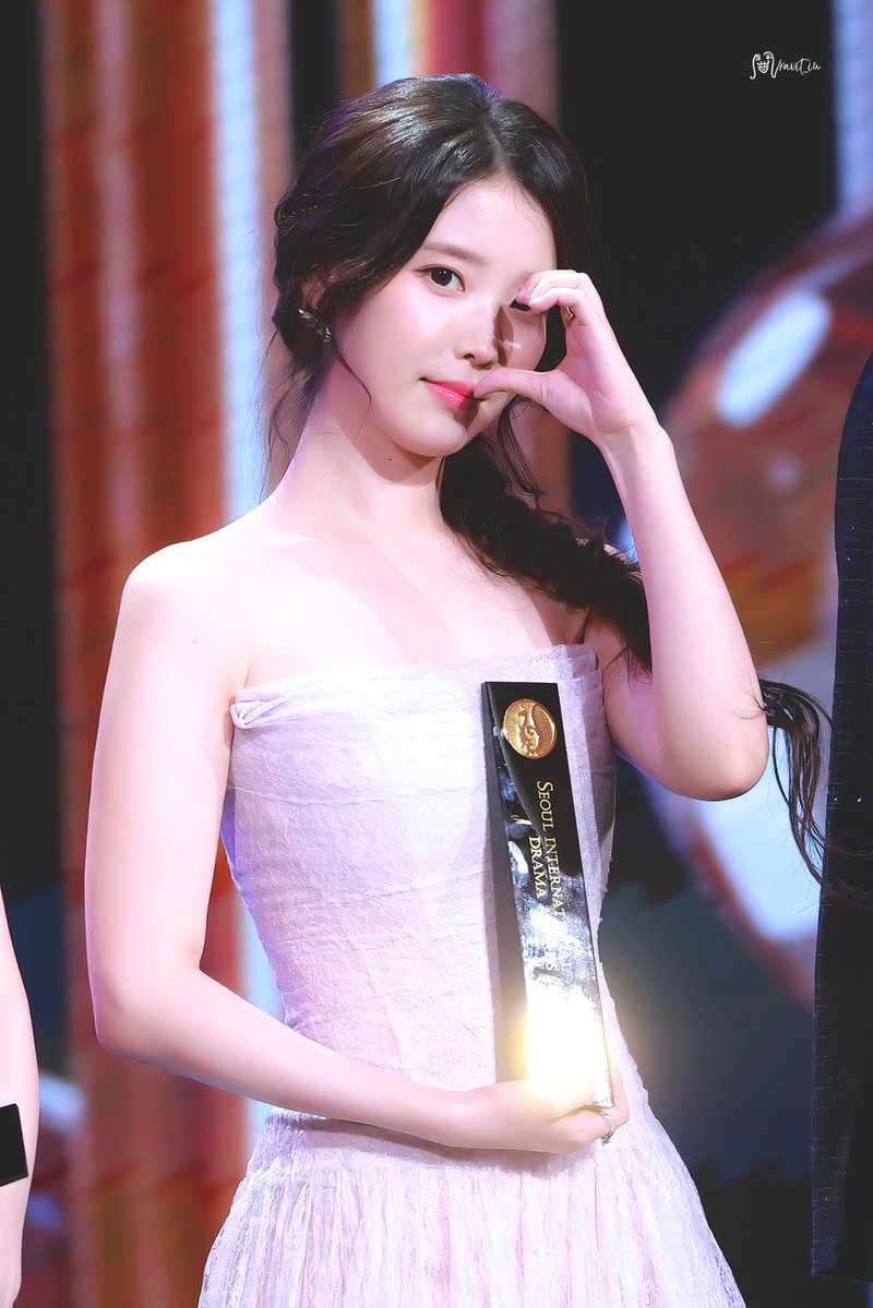 IU[超话]  💗IU出道十七周年快乐 251002 IU 首尔电视节颁奖典礼