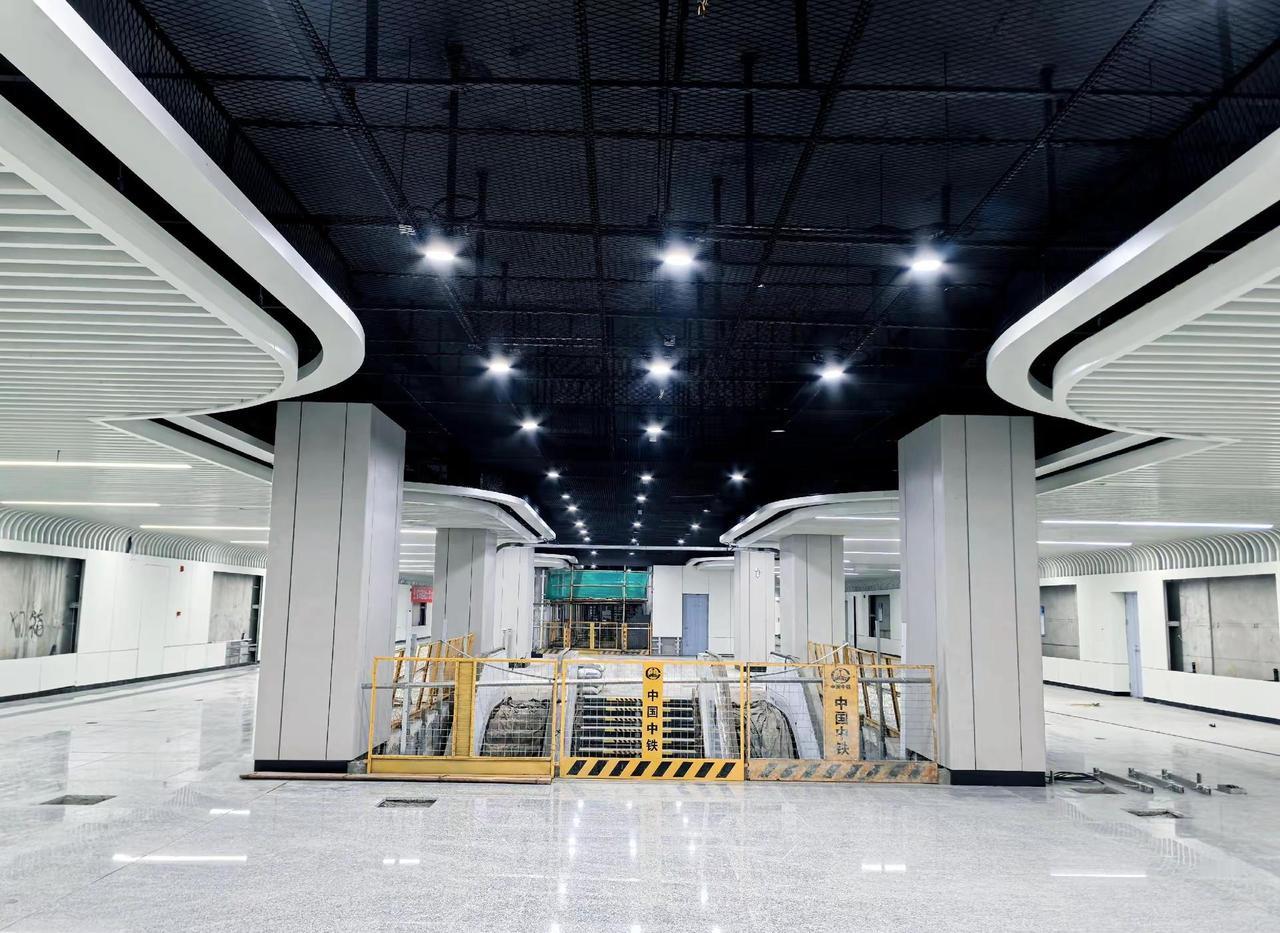 济南地铁6号线老屯站正加紧装饰装修。老屯站是2号线和6号线的换乘站，T字型换乘，