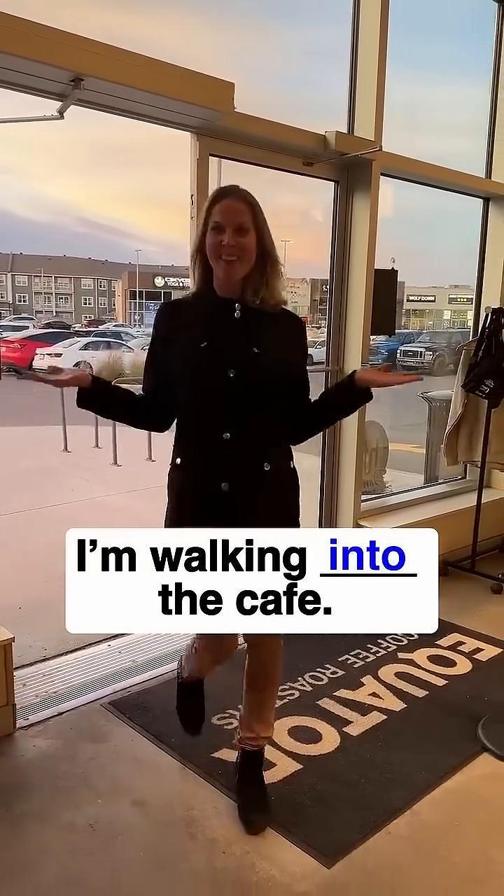 ·I'm walking into the cafe.
·I'm walking