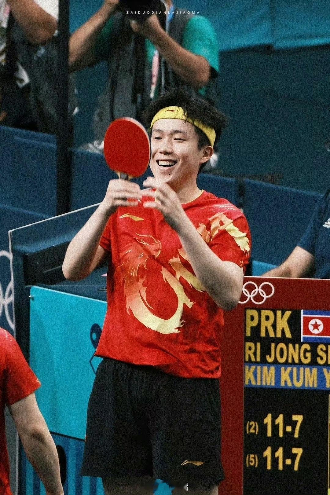 新的球拍，新的开始，新的一天，新的征程。晚安[月亮]#王楚钦夺冠与球拍庆祝##王