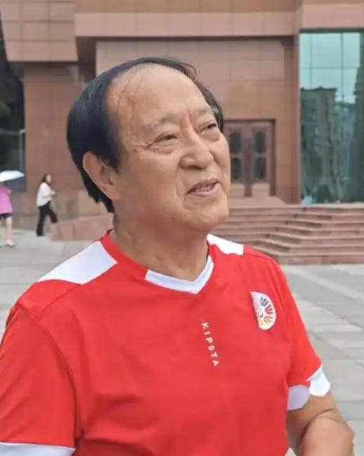 万万没想到，折腾半生、一度倾家荡产的牛群，晚年竟被美国毕业的儿子牛童，用最朴素的
