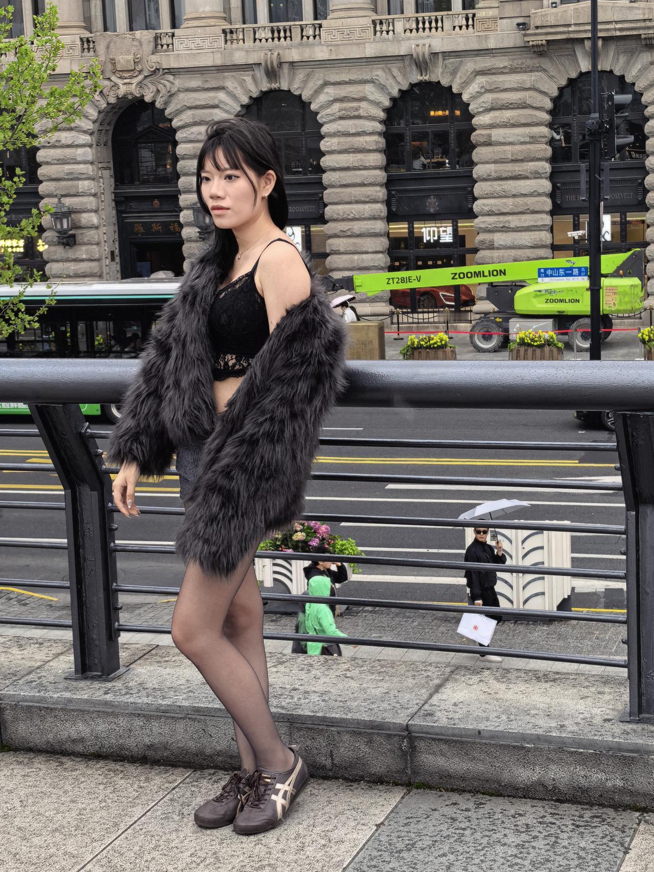 《外滩风致》

春日外滩，风拂过百年建筑的石拱，也撩起她蓬松的灰调皮草。内搭蕾丝