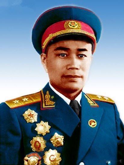 1978年5月的南京，军区礼堂外飘着细雨。
哀乐穿过黑纱挽幛，落在院墙根下。
韩