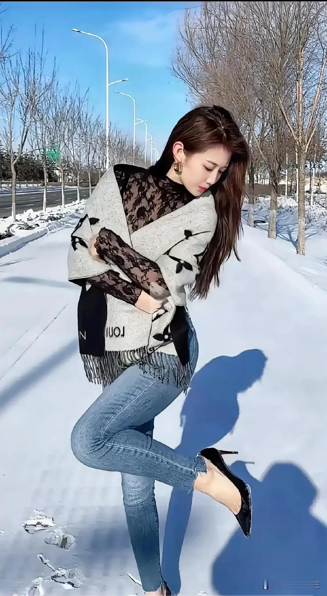 雪中美人舞，银装素裹娇。春雪之舞
