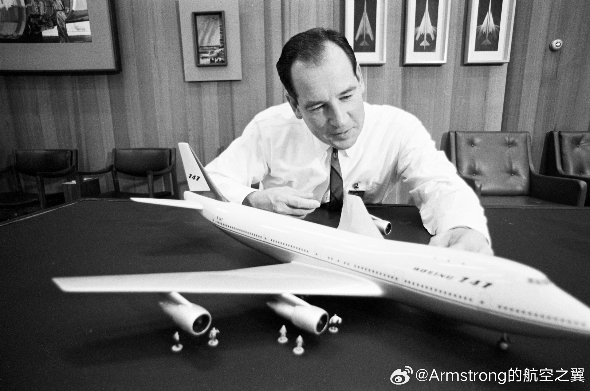 航空创作计划 波音747设计团队经理乔·萨特与他下一个项目的比例模型。60年前的