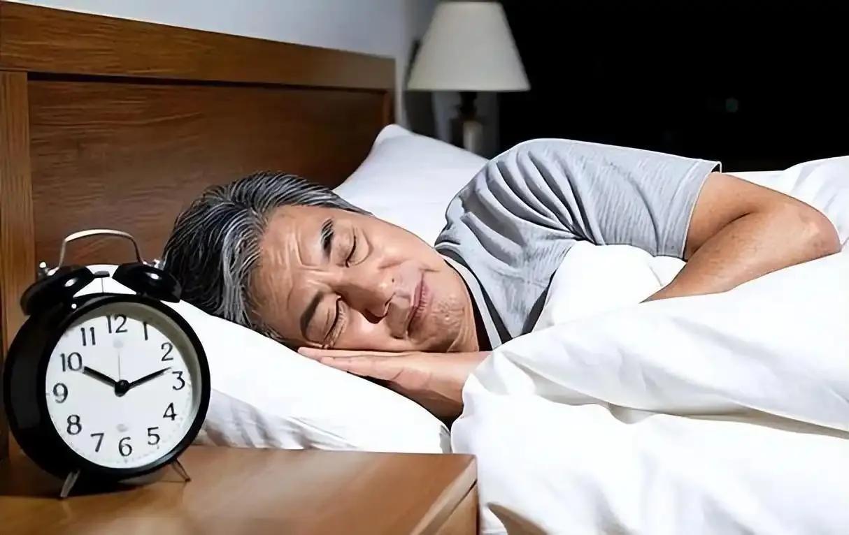 “睡觉十点睡”被推翻了？医生：过了60岁，睡觉尽量要做到这3点

前些天熟悉的一