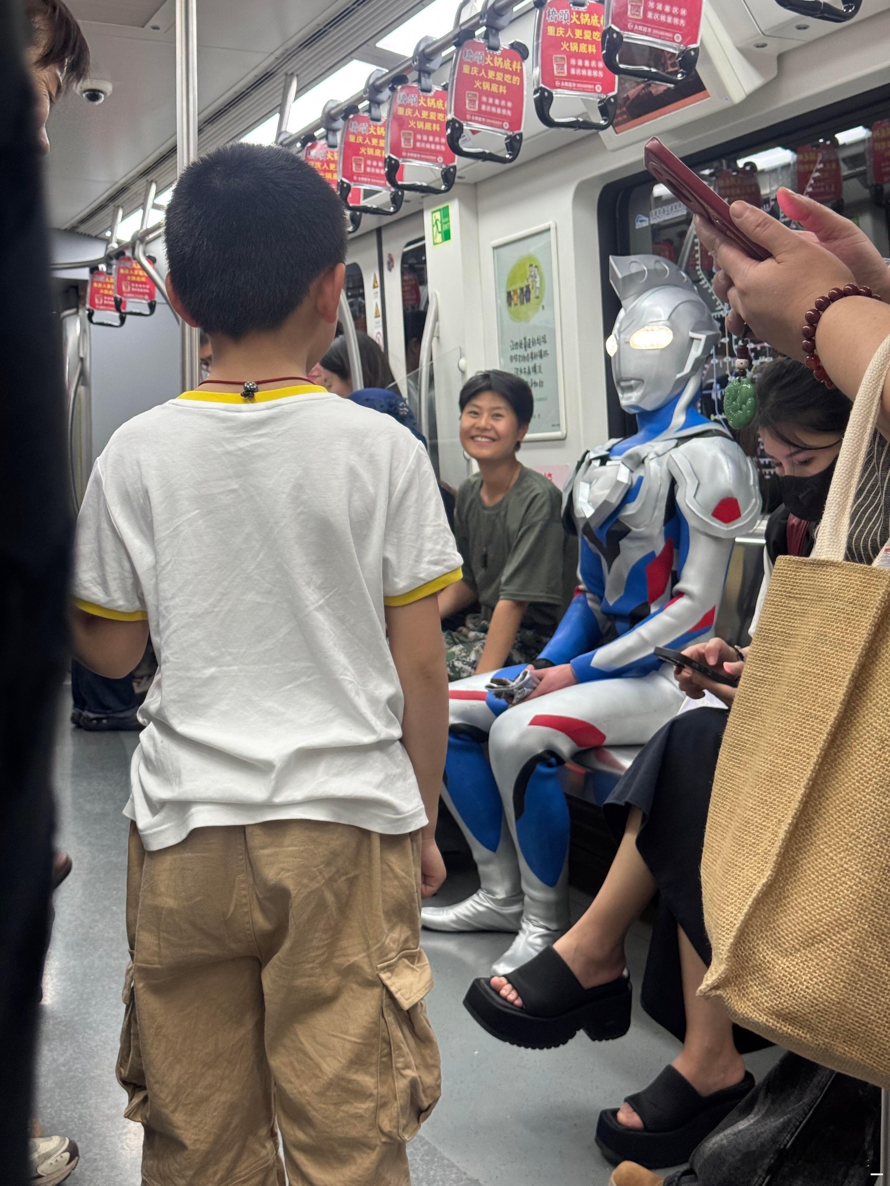 地铁上这个扶手是给谁扶的今天又是被北京地铁震惊的一天！本以为今天又是平平无奇的一