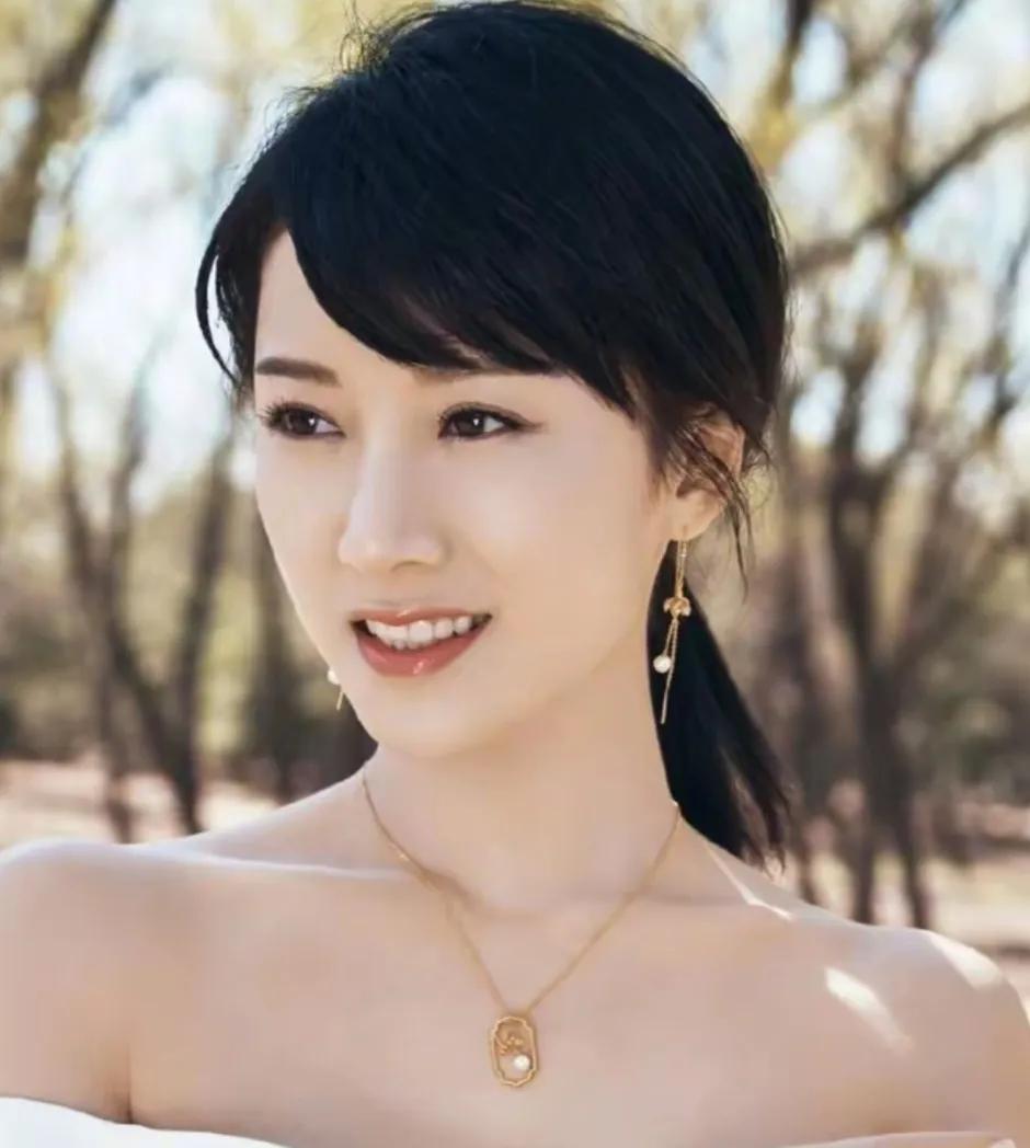 她，演技超棒，人美心善，嫁给一个比自己大14岁的老公，婚姻幸福，凭借热播剧《蜗居
