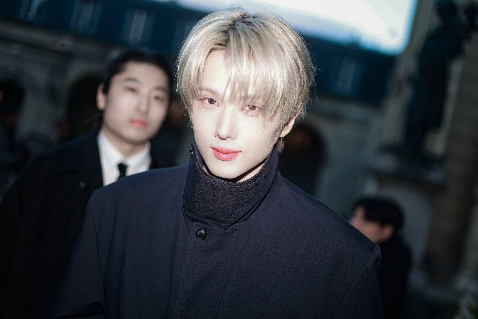 朴志晟巴黎时装周生图朴志晟银发骑士来的闪耀巴黎的脸蛋天才！生图也如此权威