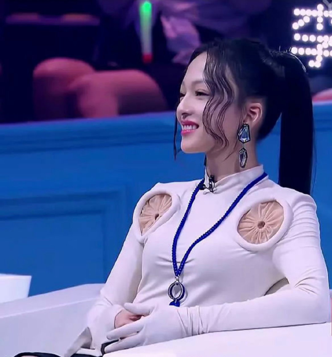 张韶涵的这衣服的设计师设计的理念是什么 ​​​