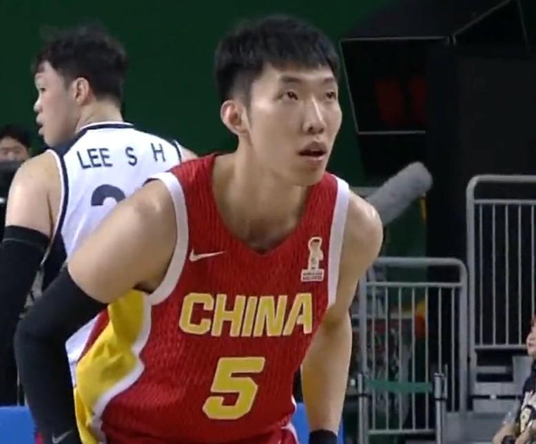 第二场对韩国男篮的比赛，中国队第一节就输了15分，比分是13比28，韩国队的进攻