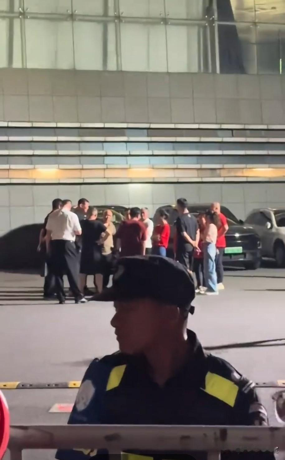 输急眼了！昨晚卫冕冠军广厦主场溃败上海，总决赛已经0：3落后上海。赛后，场馆门口