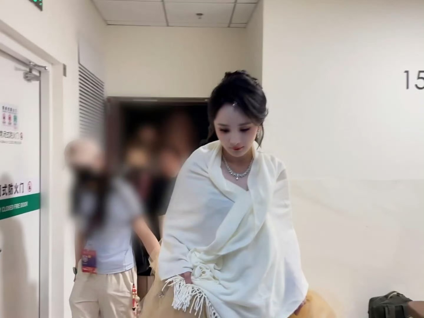 杨幂平地摔杨幂姐姐好漂亮啊……是不是高跟鞋太高了呀，要注意安全可以备双平底鞋方便