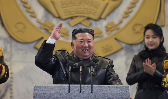 平壤的深夜，金正恩直接搞了一场“午夜阅兵式”。探照灯下的钢铁洪流，氛围感比好莱坞