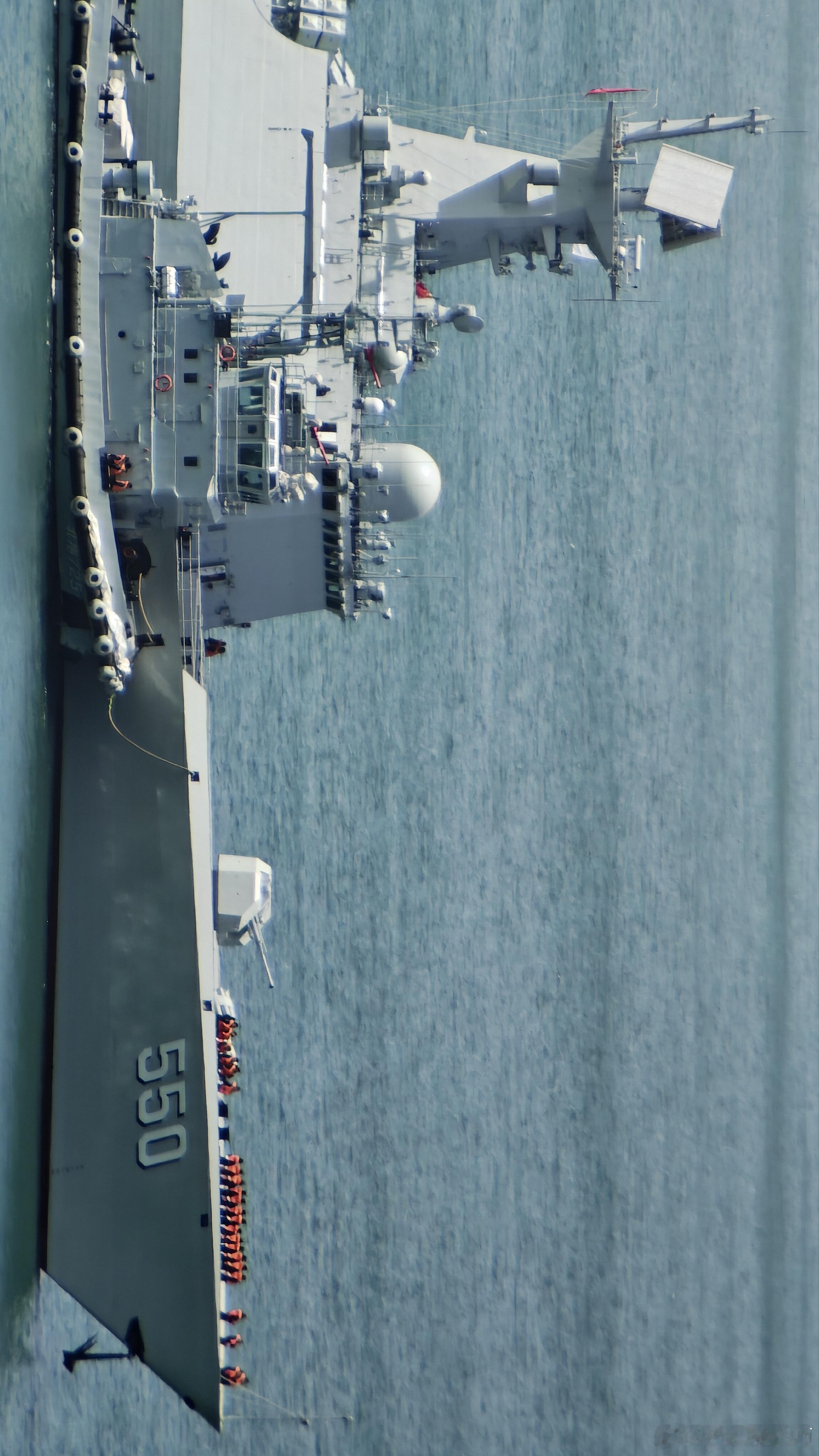 群里的朋友发来在青岛海军开放日拍到的 052D 型 118 乌鲁木齐舰和 054