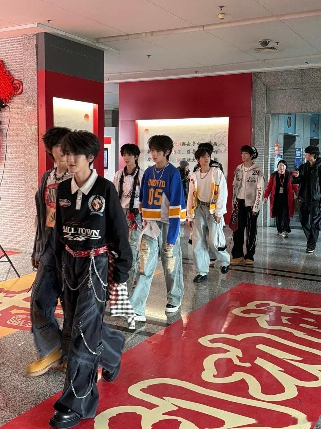 燥候录制！TF家族四代川渝春晚路透TF家族四代川渝春晚妆造