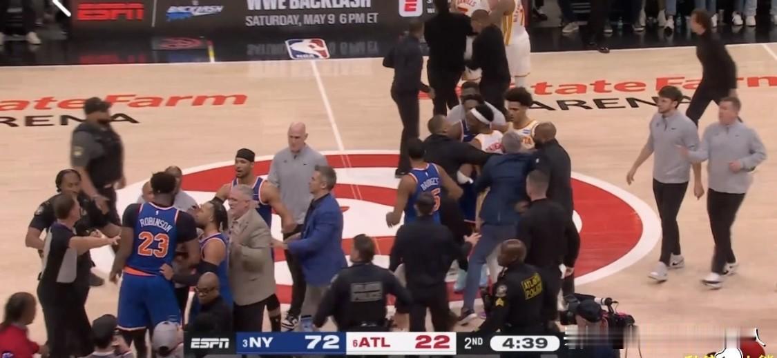 今日NBA赛场爆最大惨案
纽约尼克斯队在不到两节的比赛里，就领先老鹰队50分。尼