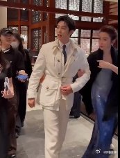 李冰冰于适手挽手 ​昨晚上澳门水舞间开幕，李冰冰与于适手挽手同框出席活动超养眼，