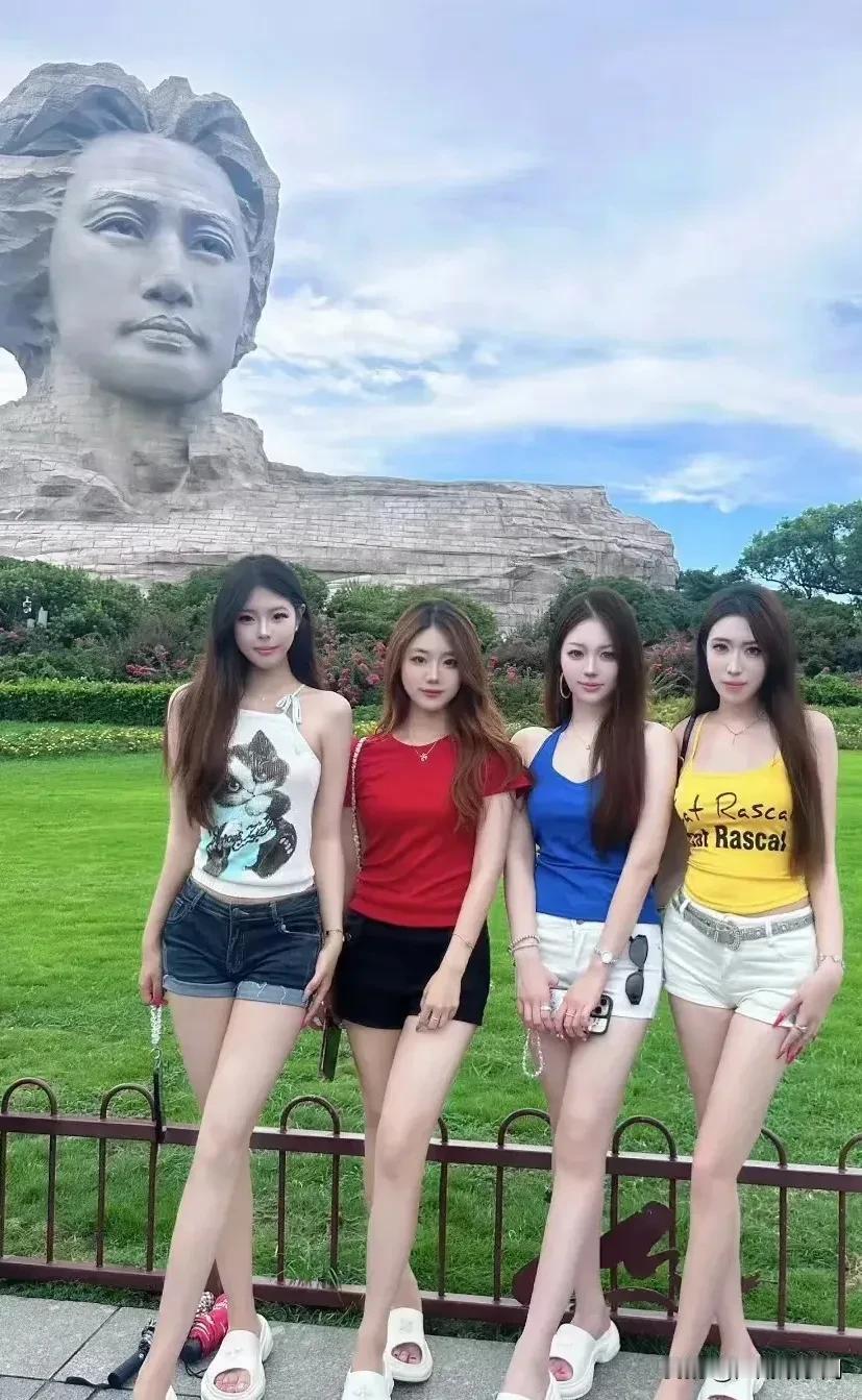 简直就是人间尤物，红衣服的最漂亮，最得劲，不接受反驳！