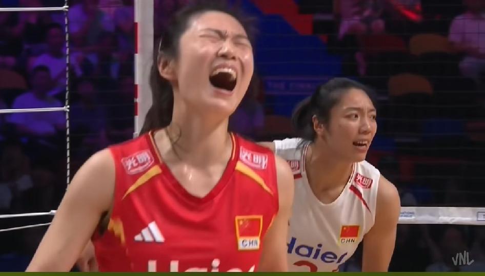中国女排对阵美国队的比赛，第一局中国队15：25输掉比赛。

中国女排今天首发二