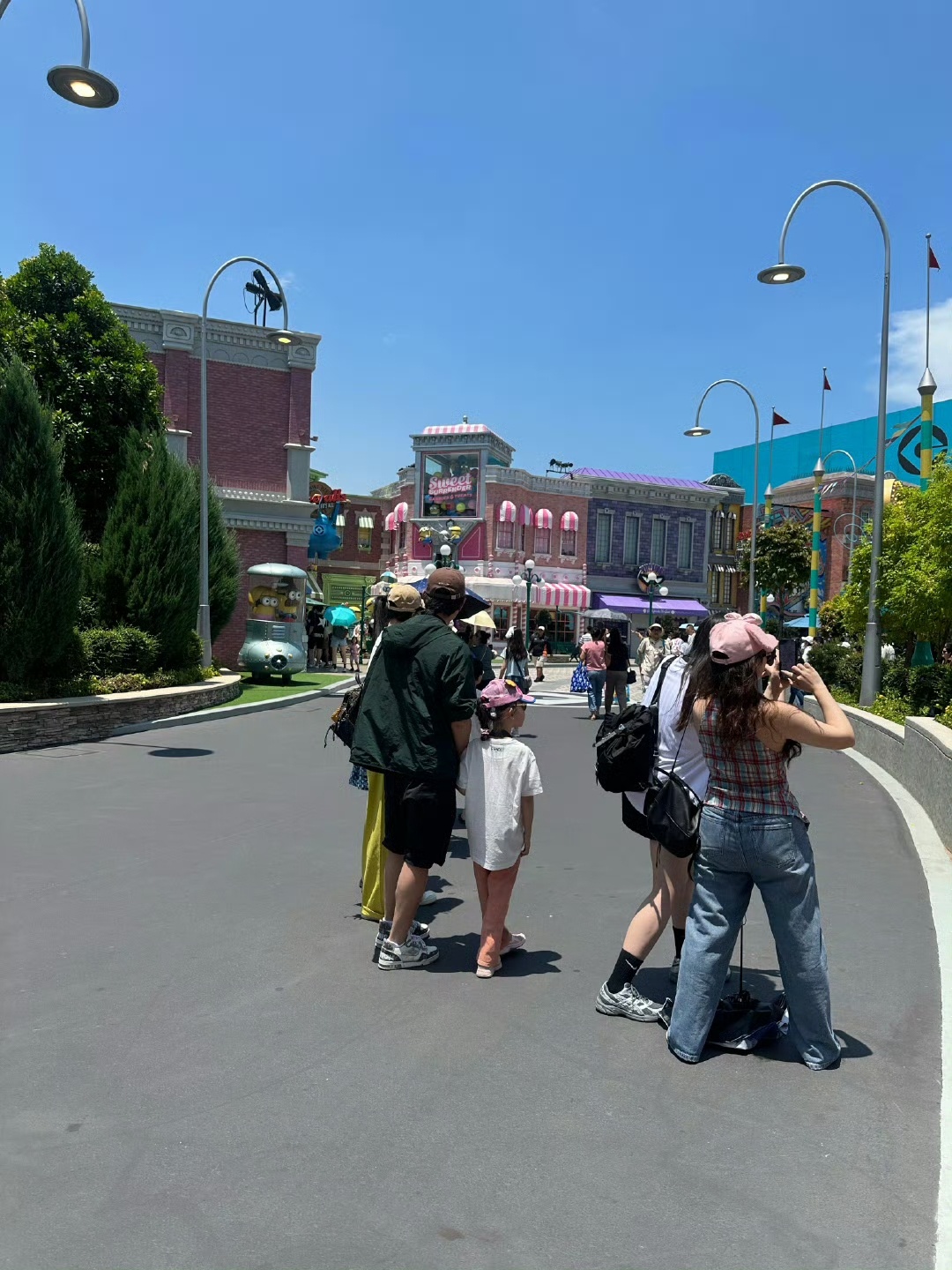 新加坡偶遇唐嫣罗晋一家三口 之前那些婚变的谣言真的不攻自破，低调的恩爱才是最长久