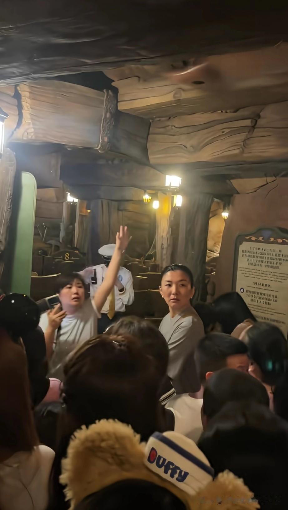 大家跟着我往前冲，凭什么优速通的先进…
   迪士尼的游乐场又闹笑话了，依旧是优