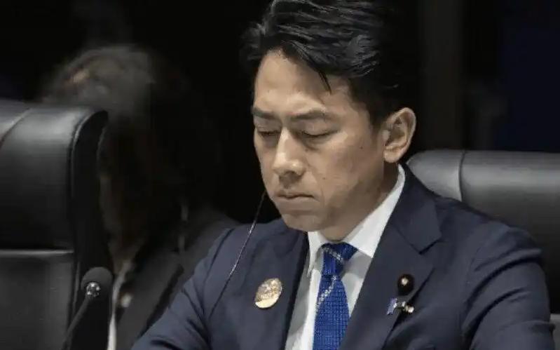 万万没想到！高市早苗还没完蛋，小泉进次郎就要先把自己玩完了。


咱就说这日本政