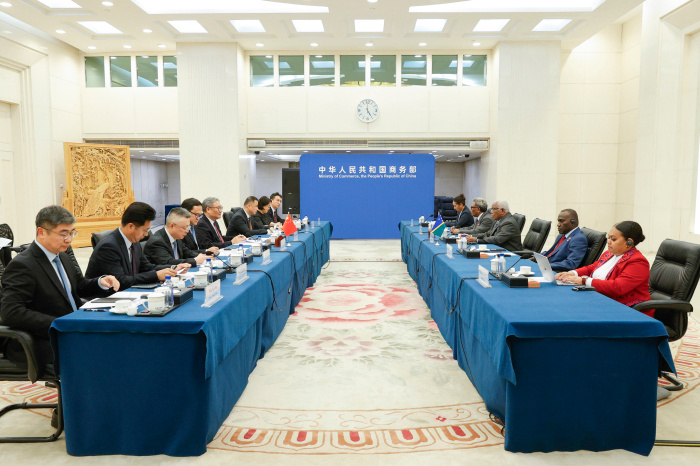 王文涛部长与所罗门群岛外交与外贸部长霍尼普维拉共同签署《提升经济伙伴关系框架协定