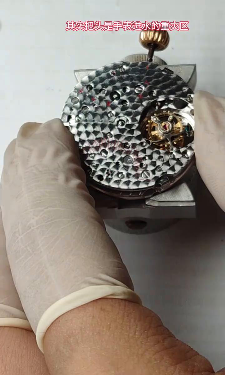 表冠一按就陷，不是你手重，是橡胶老了。
海鸥表不躲不避，直接把所有陀飞轮、万年历