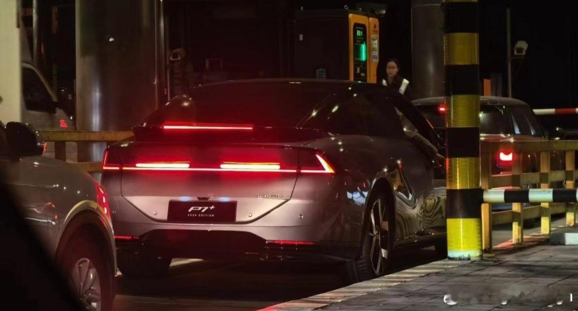 小鹏新P7+尾灯点亮效果原来上面半段是不亮的。战斗感更强了一些 