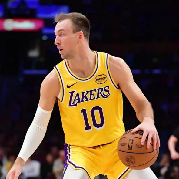 三分命中率48.3%！湖人2换1交易赢麻了

湖人队最近在交易市场上做了一笔大手